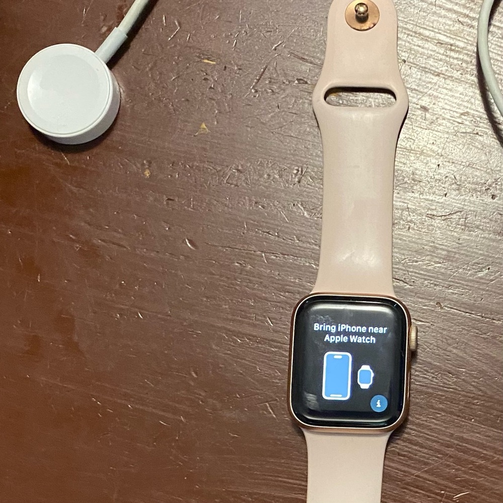 Apple Watch Series 4 GPS 40mm Model A1977 Pink S/M Band APPLE NO LONGER SUPPORTS - Picture 7 of 17